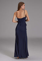 Satinkleid mit Drapierung und Beinschlitz