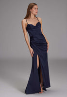 Satinkleid mit Drapierung und Beinschlitz