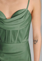 Satinkleid mit Drapierung und Beinschlitz