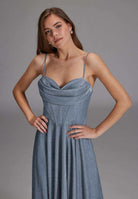 Schimmerndes Abendkleid mit Drapierung