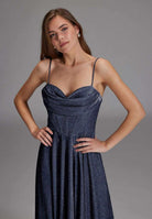 Schimmerndes Abendkleid mit Drapierung