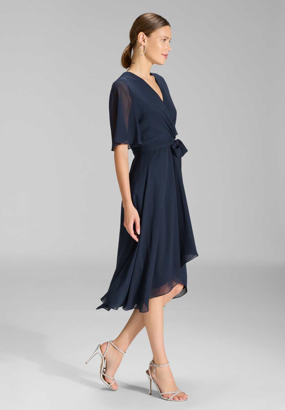 Chiffon Kleid in Wickel Optik mit Vokuhila Saum