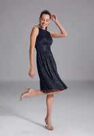 Plissiertes Metallickleid mit Taillenpasse navy