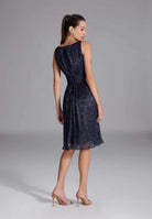 Plissiertes Metallickleid mit Taillenpasse