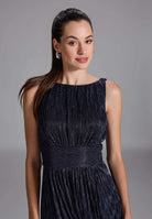 Plissiertes Metallickleid mit Taillenpasse