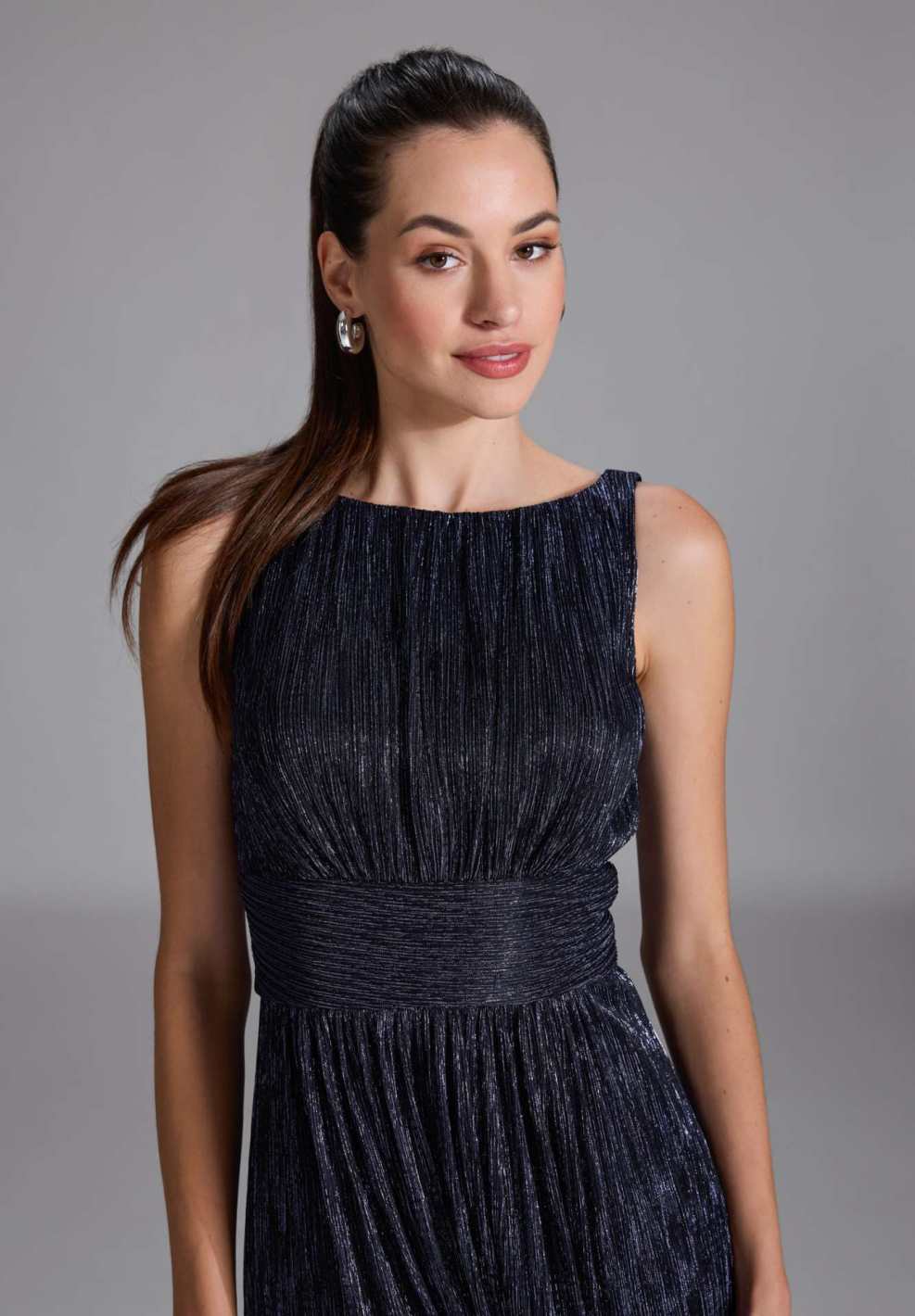 Plissiertes Metallickleid mit Taillenpasse