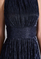 Plissiertes Metallickleid mit Taillenpasse