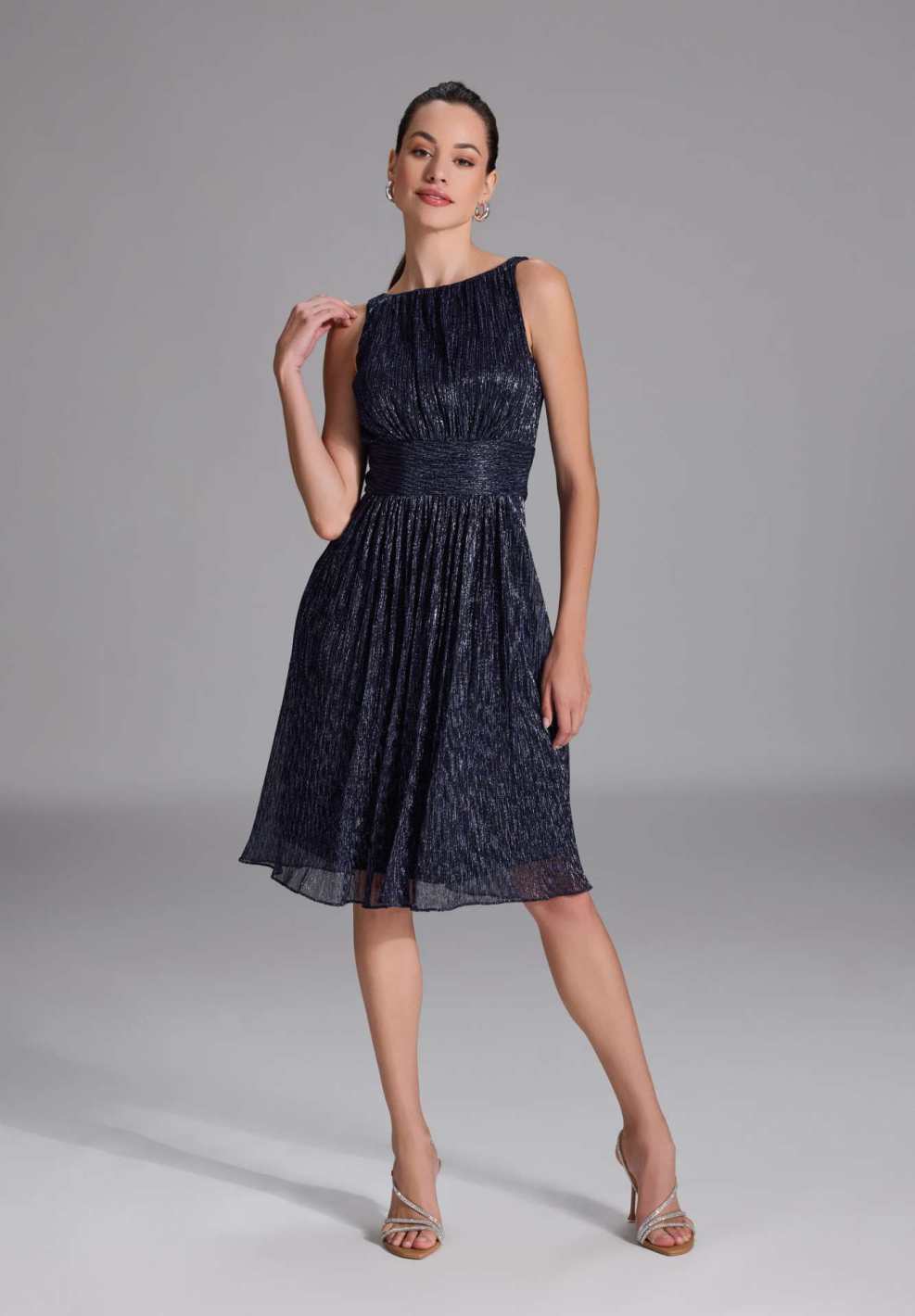 Plissiertes Metallickleid mit Taillenpasse