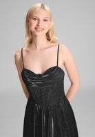 Schimmerndes Abendkleid mit Drapierung