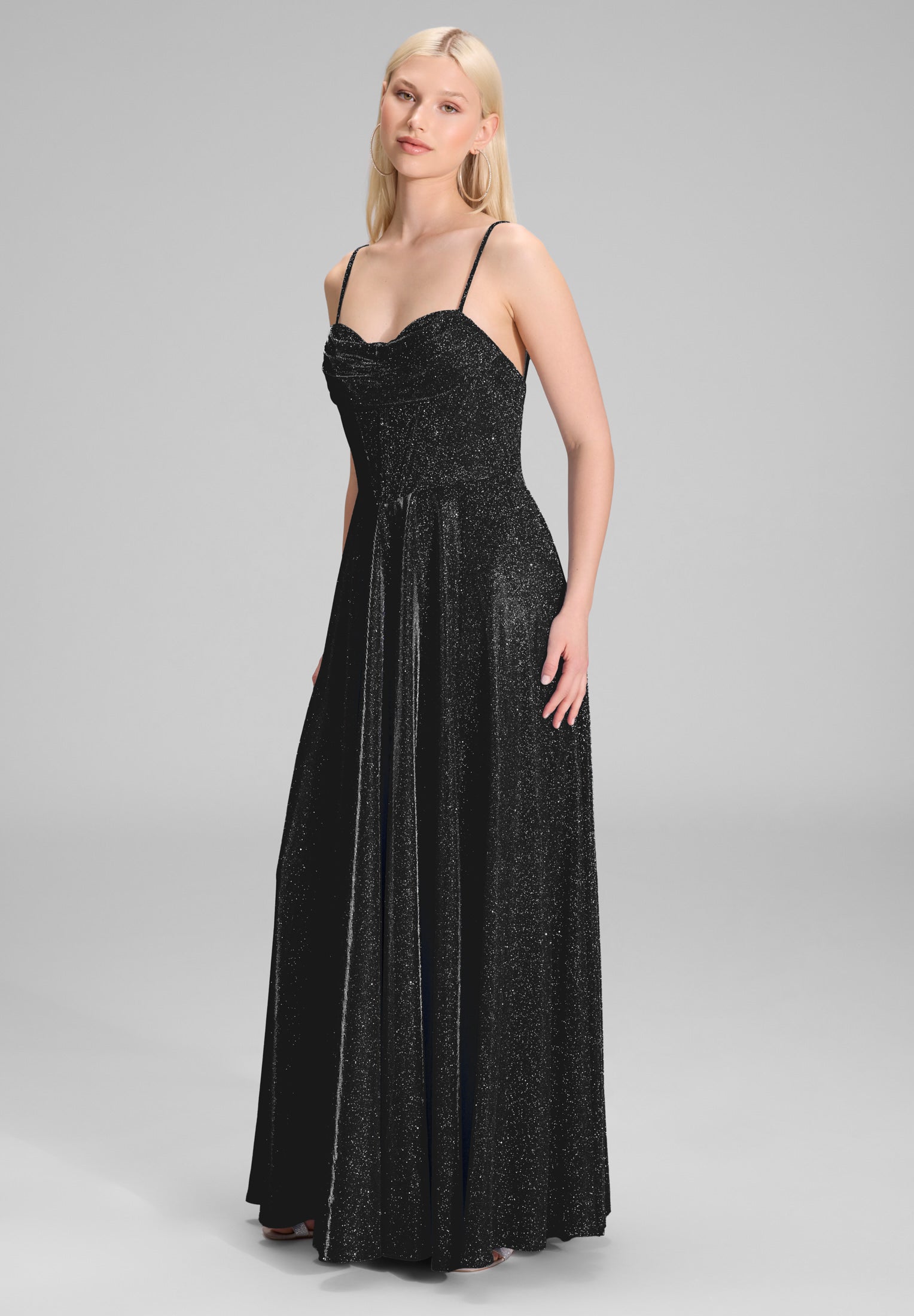 Schimmerndes Abendkleid mit Drapierung