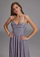 Schimmerndes Abendkleid mit Drapierung