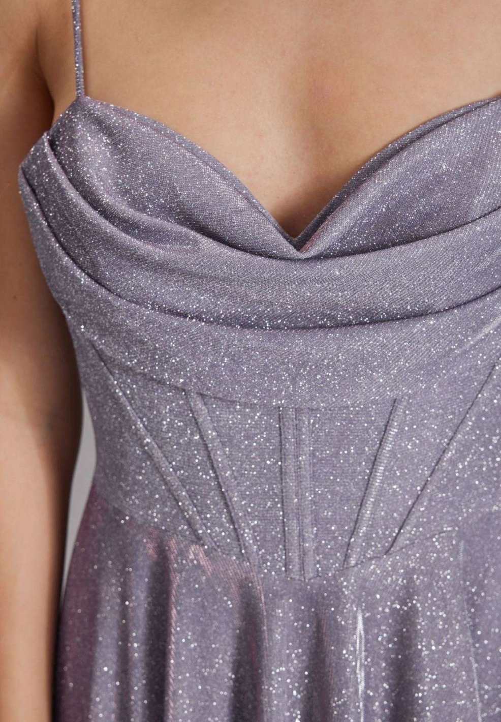 Schimmerndes Abendkleid mit Drapierung