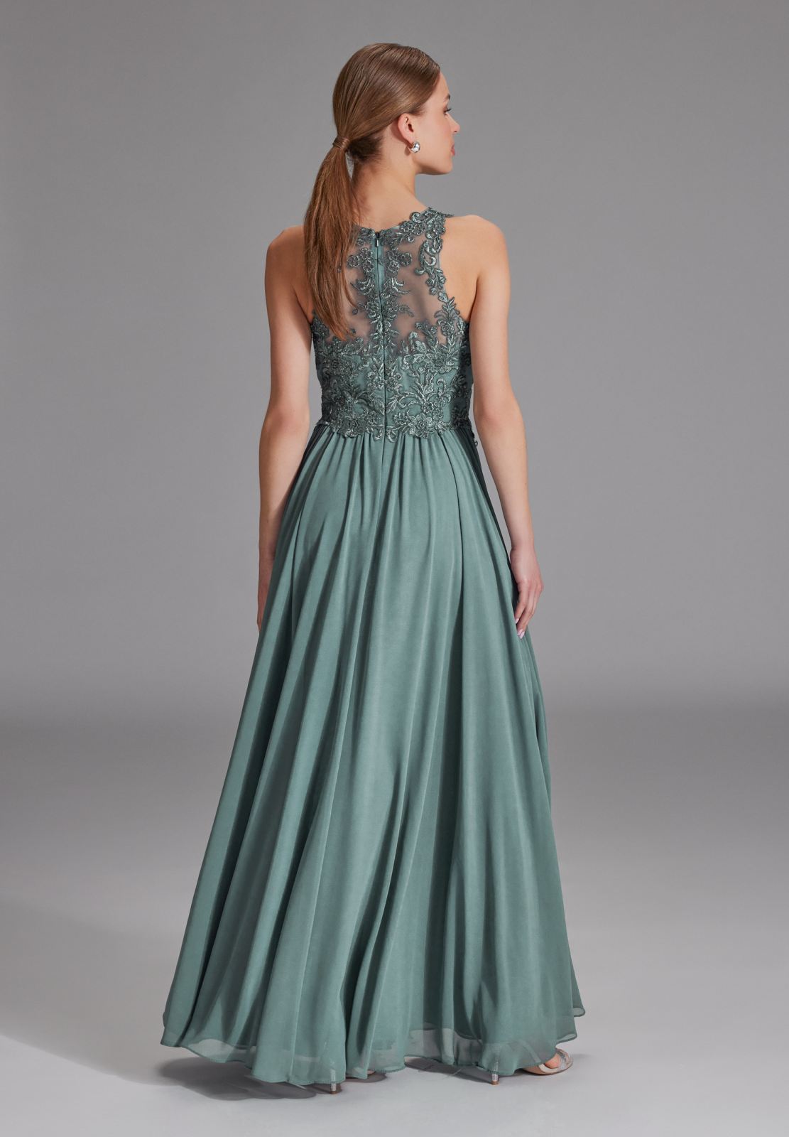 Hochgeschlossenes Kleid mit Spitzenstickerei