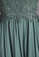 Hochgeschlossenes Kleid mit Spitzenstickerei