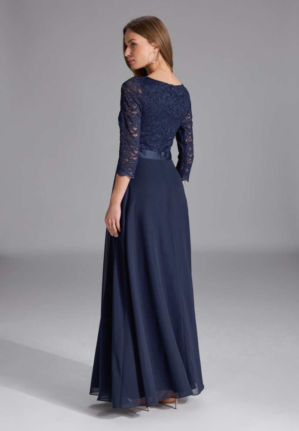 Abendkleid aus Spitze und Chiffon mit ¾ Arm