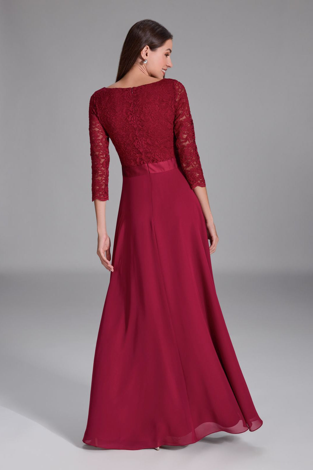 Abendkleid aus Spitze und Chiffon mit ¾ Arm