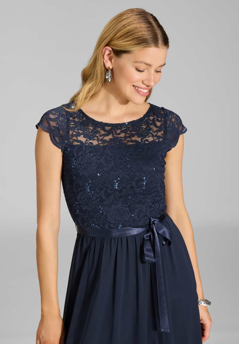 Abendkleid aus Chiffon mit paillettenbesetztem Spitzenoberteil