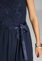 Abendkleid aus Chiffon mit paillettenbesetztem Spitzenoberteil