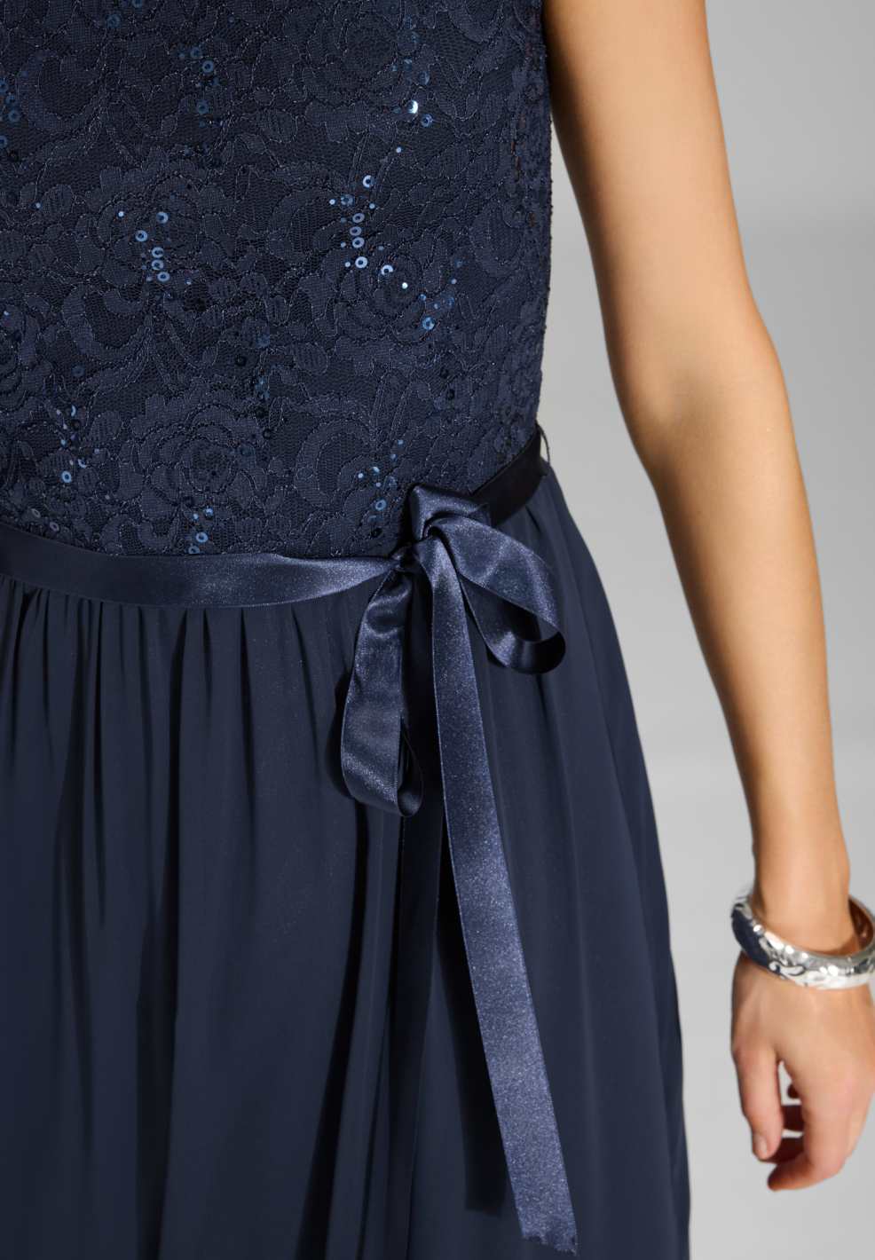 Abendkleid aus Chiffon mit paillettenbesetztem Spitzenoberteil