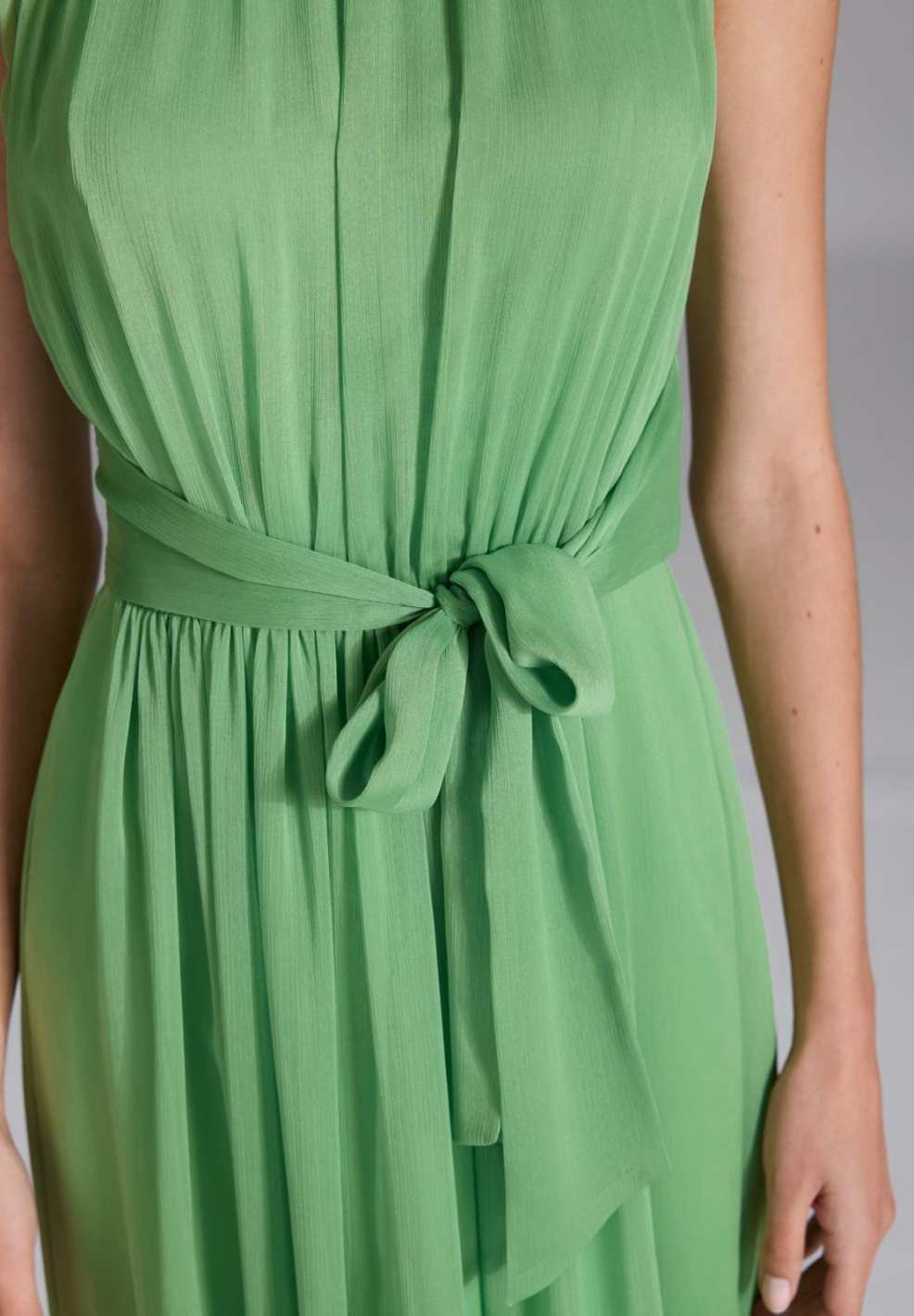 Abendkleid aus Crinkle Chiffon mit Knoten Detail