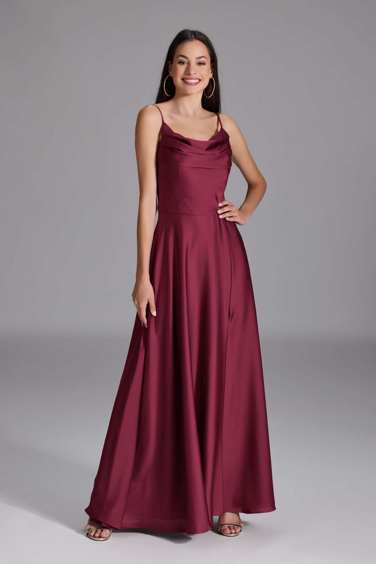 Abendkleid aus nachhaltigem Satin mit Wasserfall-Ausschnitt und Beinschlitz