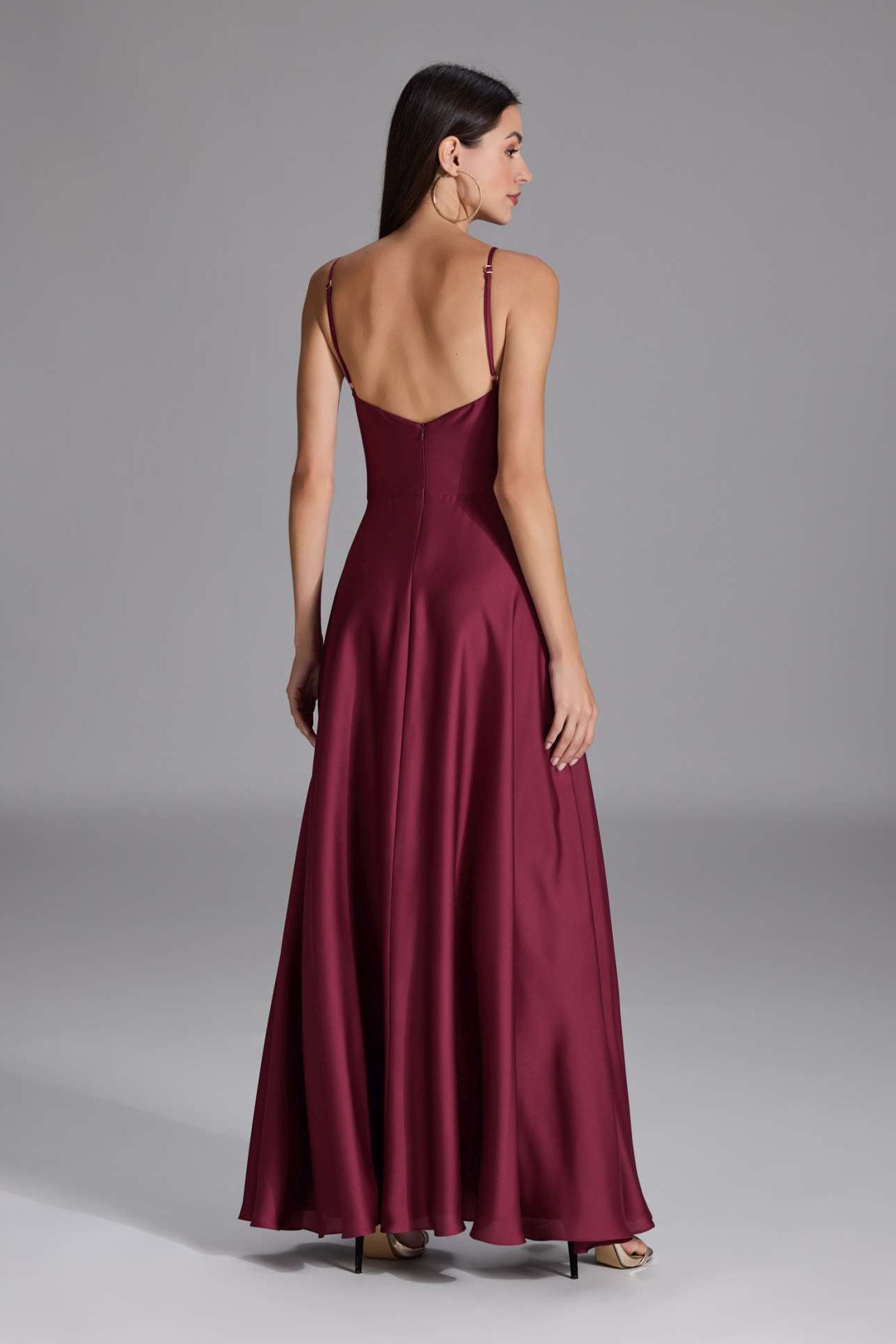 Abendkleid aus nachhaltigem Satin mit Wasserfall-Ausschnitt und Beinschlitz