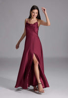 Abendkleid aus nachhaltigem Satin mit Wasserfall-Ausschnitt und Beinschlitz