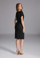 Etui Kleid aus feiner Spitze mit Bogenkante