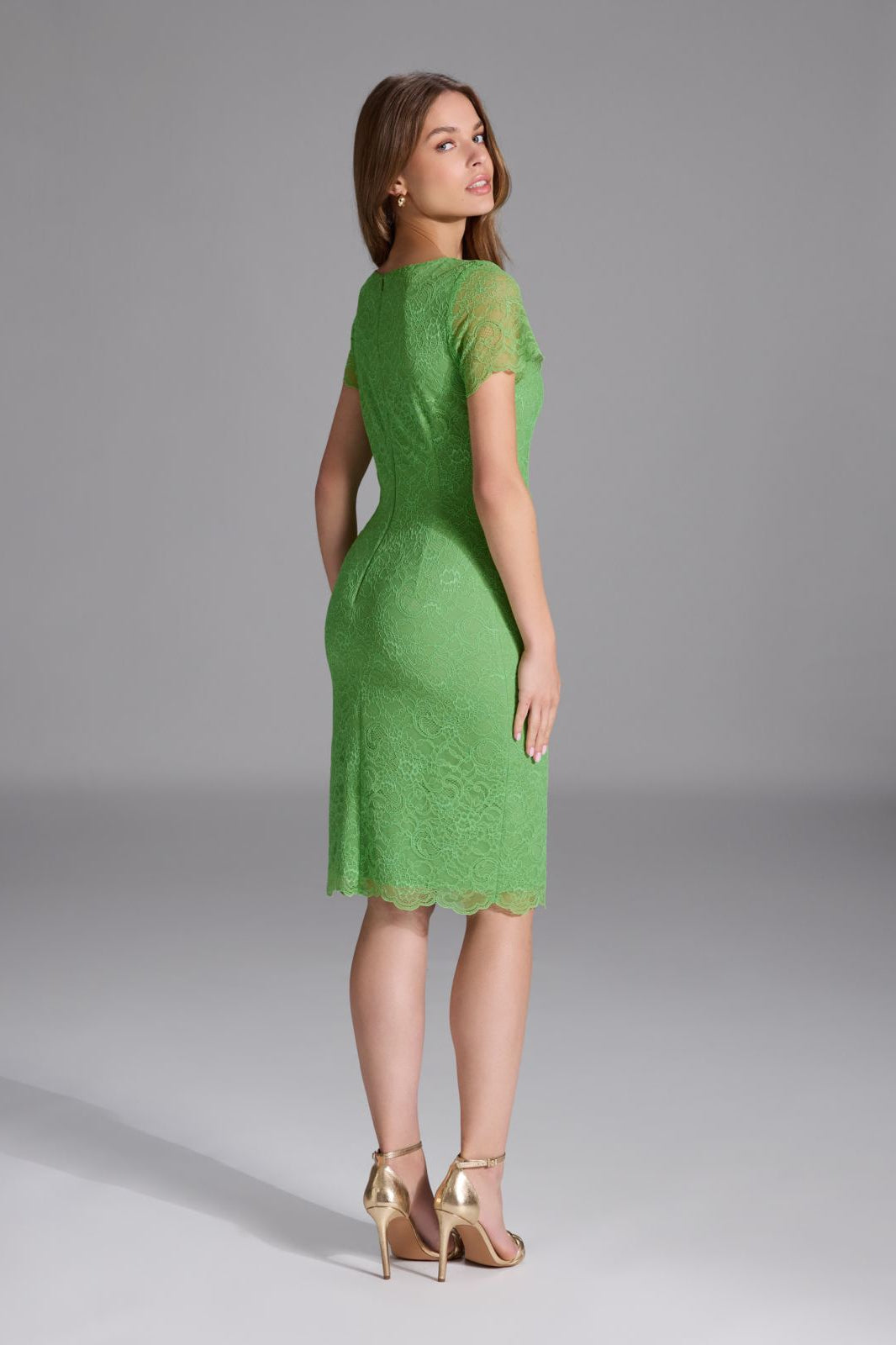 Etui Kleid aus feiner Spitze mit Bogenkante