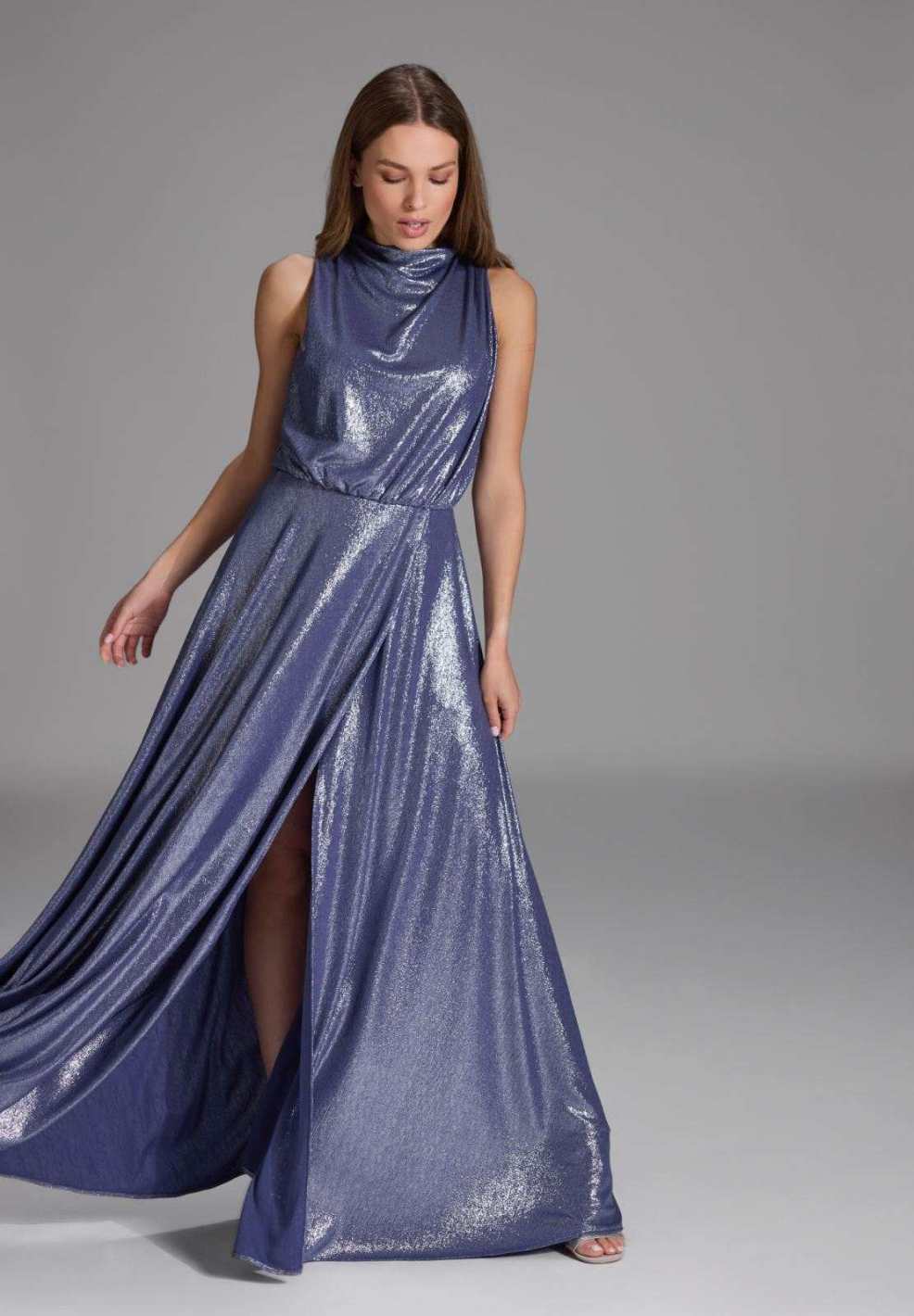 Hochgeschlossenes Abendkleid aus foliertem Jersey mit Beinschlitz