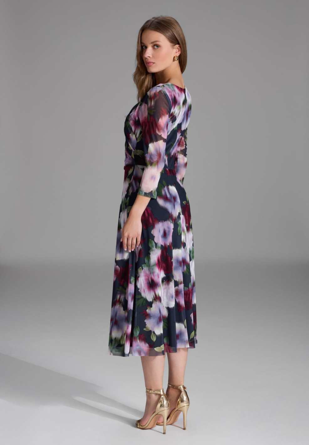 Midi Kleid aus bedrucktem Mesh mit Drapierung im Oberteil