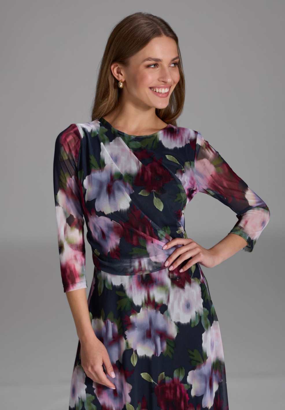 Midi Kleid aus bedrucktem Mesh mit Drapierung im Oberteil