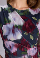 Midi Kleid aus bedrucktem Mesh mit Drapierung im Oberteil