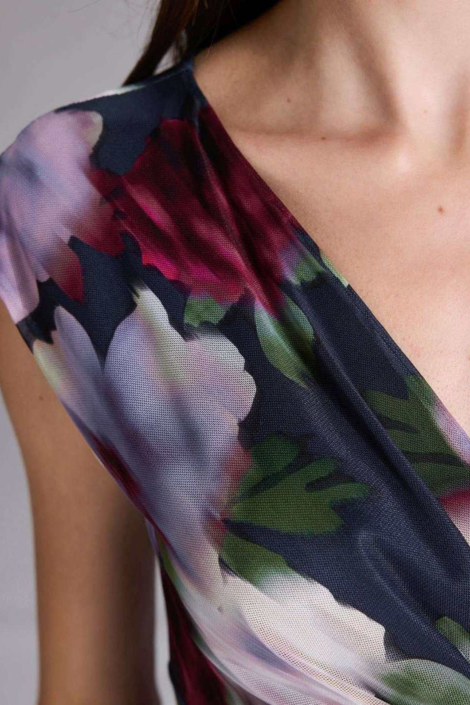 Etuikleid mit Wickel-Ausschnitt aus bedrucktem Mesh