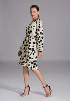 Cocktail Kleid mit Volant Saum aus Satin mit Tupfen Druck