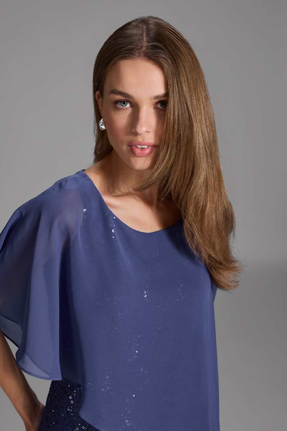 Pailletten-Kleid mit asymmetrischem Chiffon-Überwurf