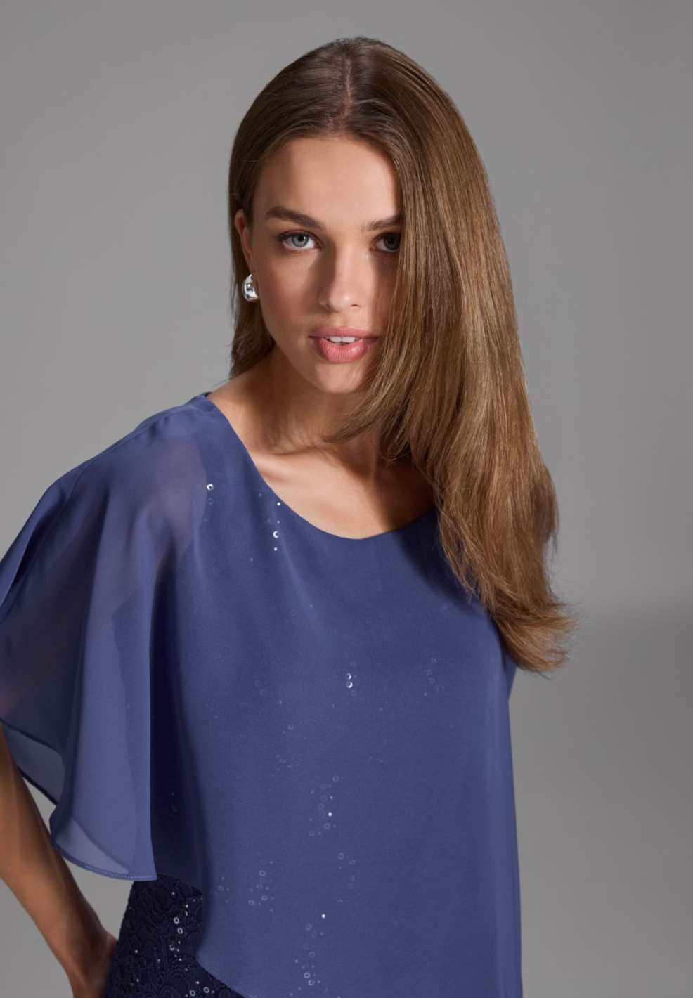 Pailletten-Kleid mit asymmetrischem Chiffon-Überwurf