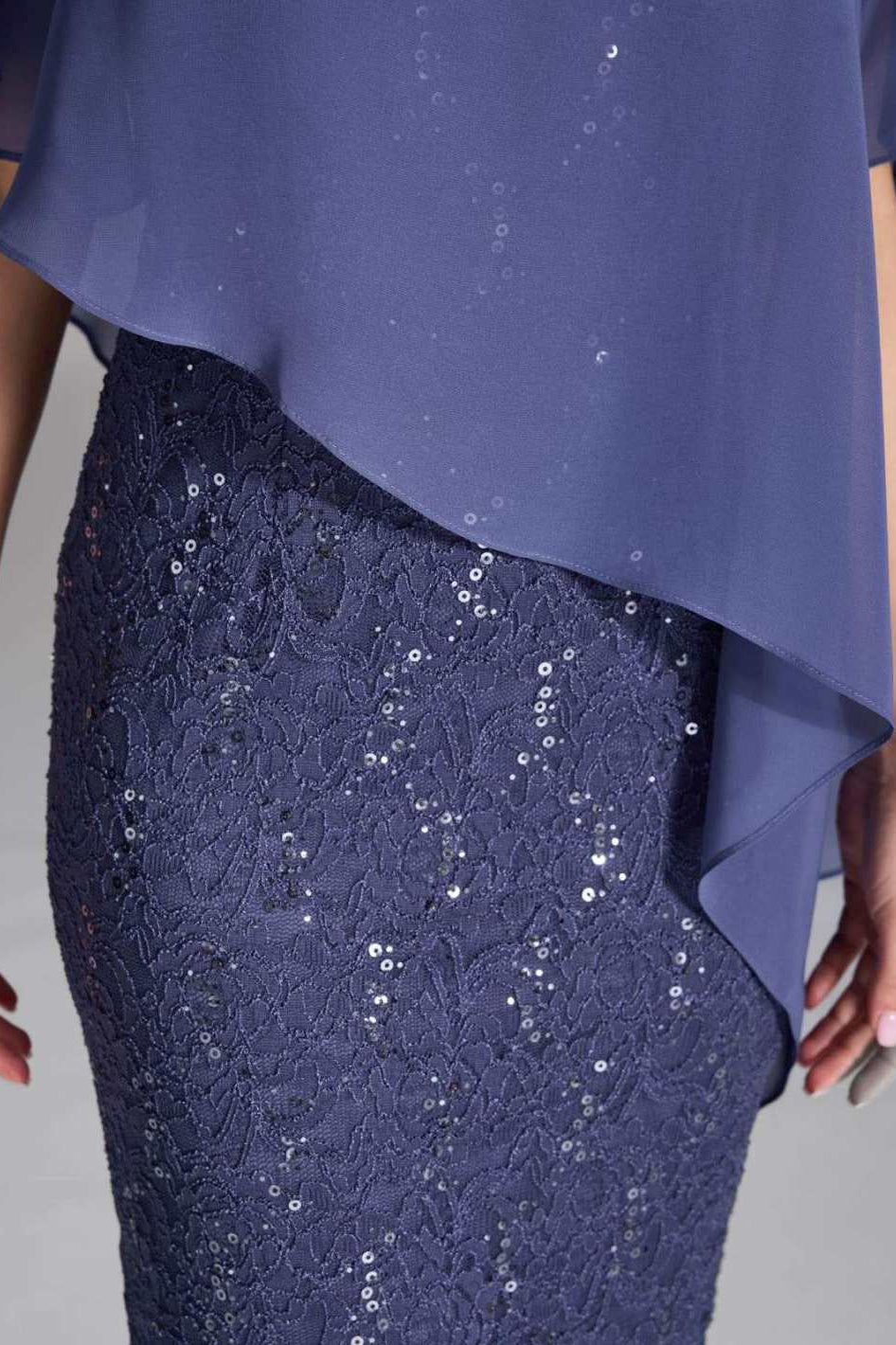 Pailletten-Kleid mit asymmetrischem Chiffon-Überwurf