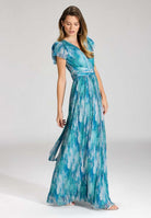 Abendkleid aus bedrucktem Plissee Jersey mit betonter Schulter