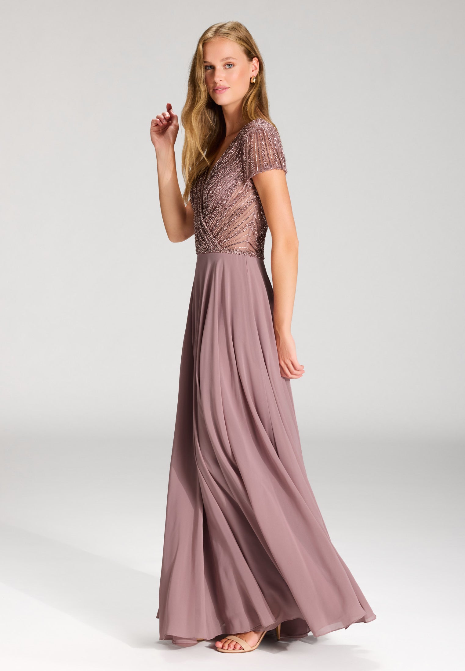 Besticktes Chiffonkleid mit kurzen Ärmeln