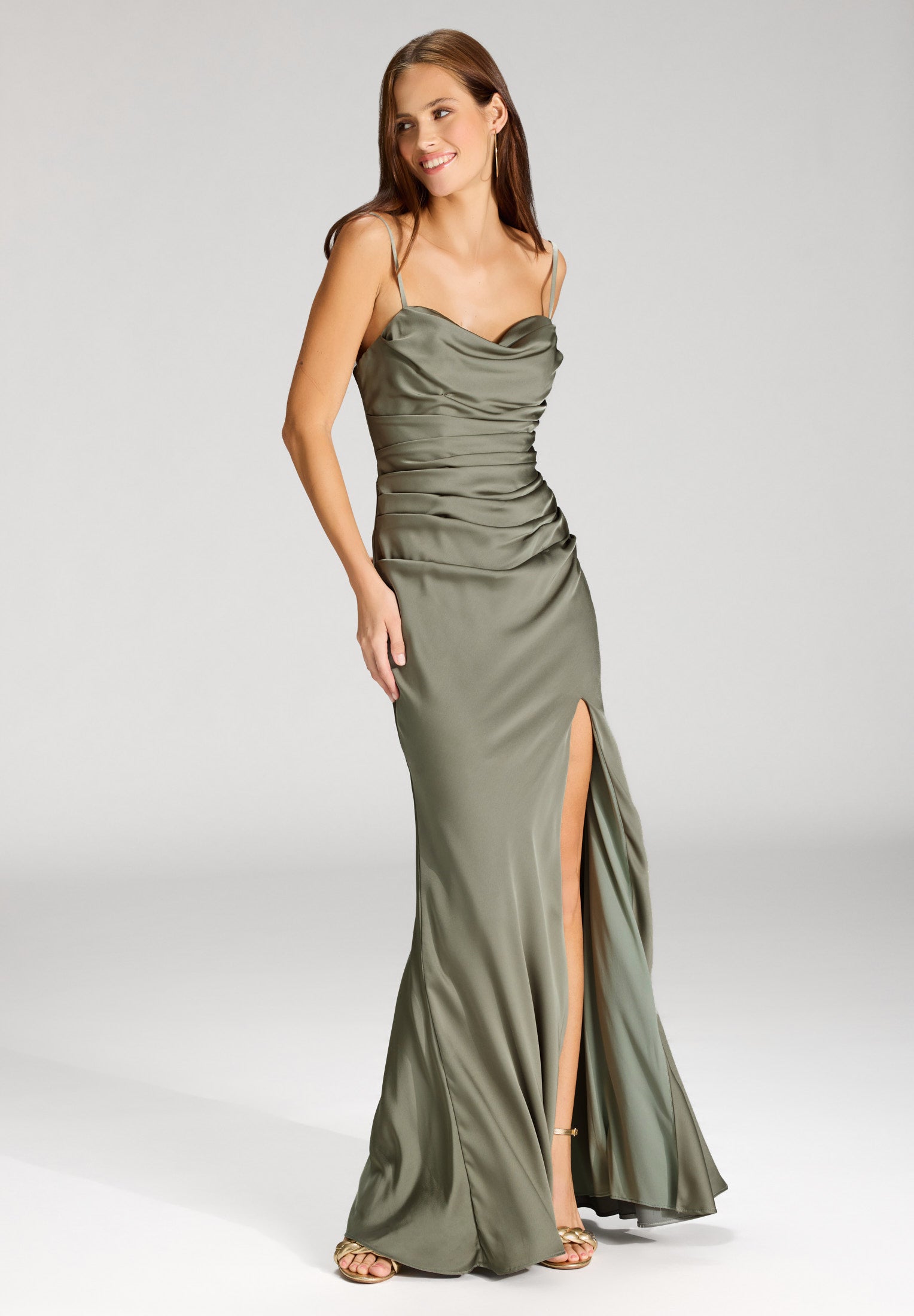 Figurbetontes Abendkleid mit Drapierung und Beinschlitz