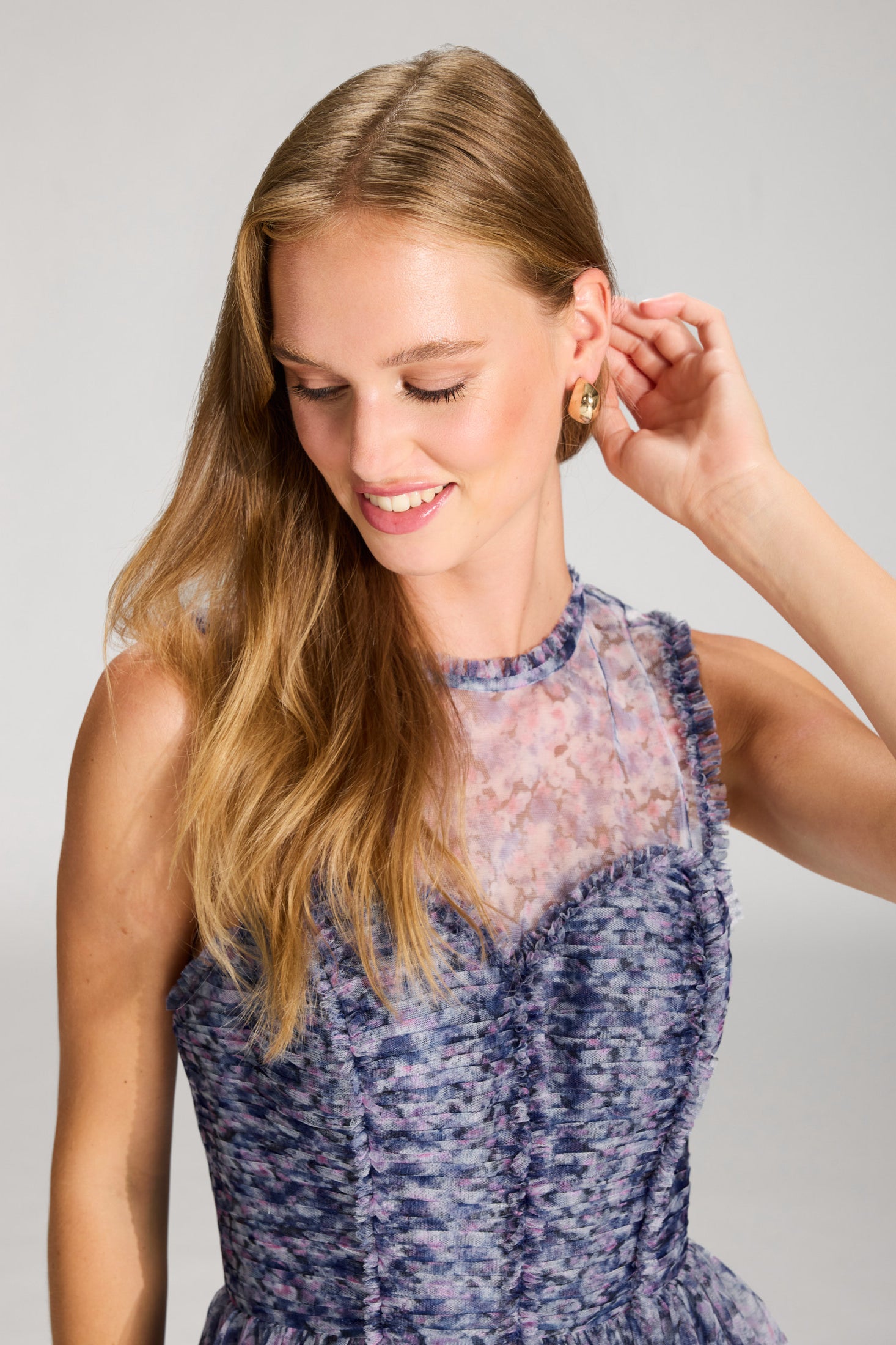 Printkleid aus Tüll mit Rüschendetails