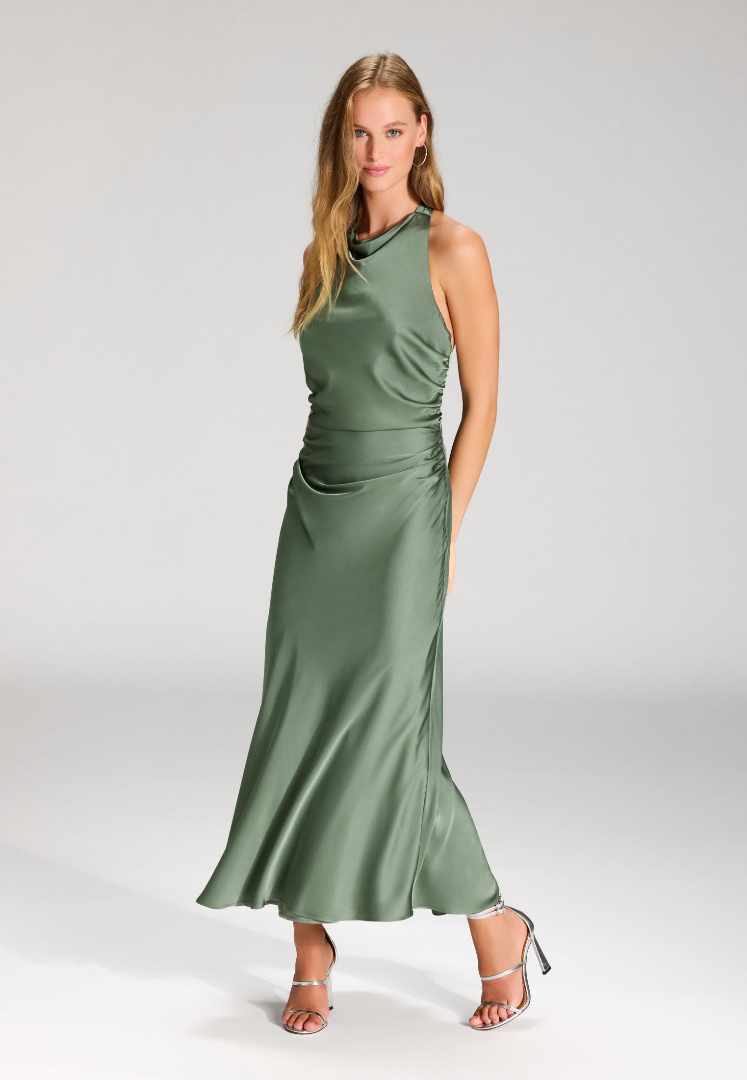 Midikleid aus Satin mit Rückenausschnitt matcha green