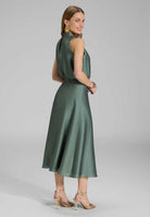 Midi Kleid aus nachhaltigem Satin mit Drapierung am Kragen