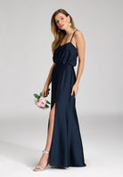 Abendkleid aus nachhaltigem Satin mit gekreuzten Spagettiträgern