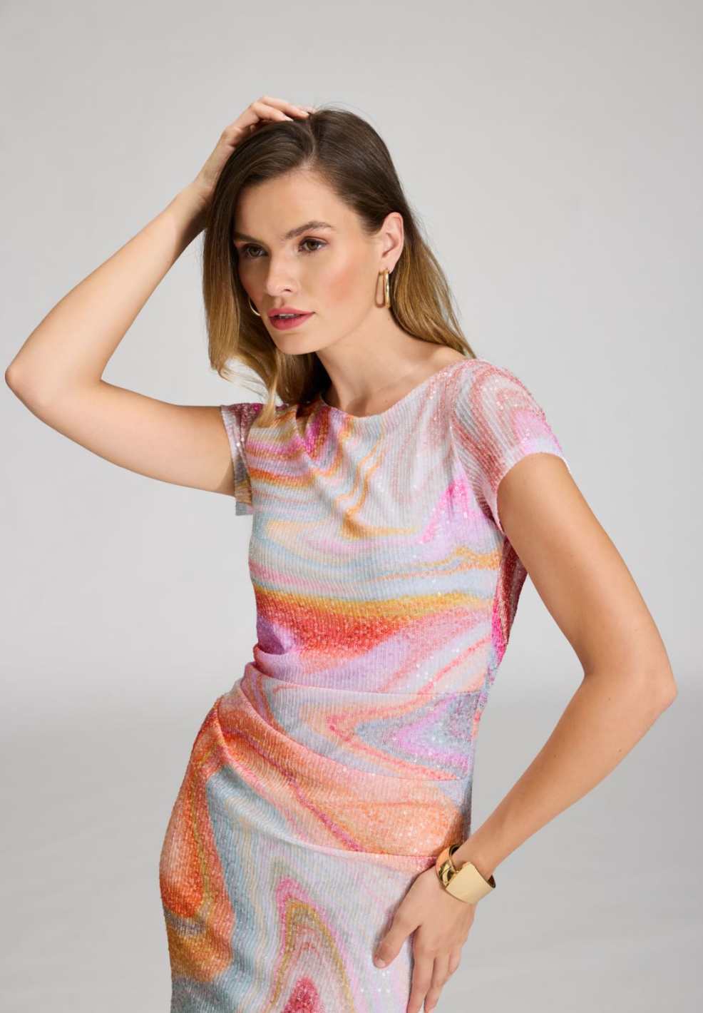 Etuikleid aus bedrucktem Paillettenstoff