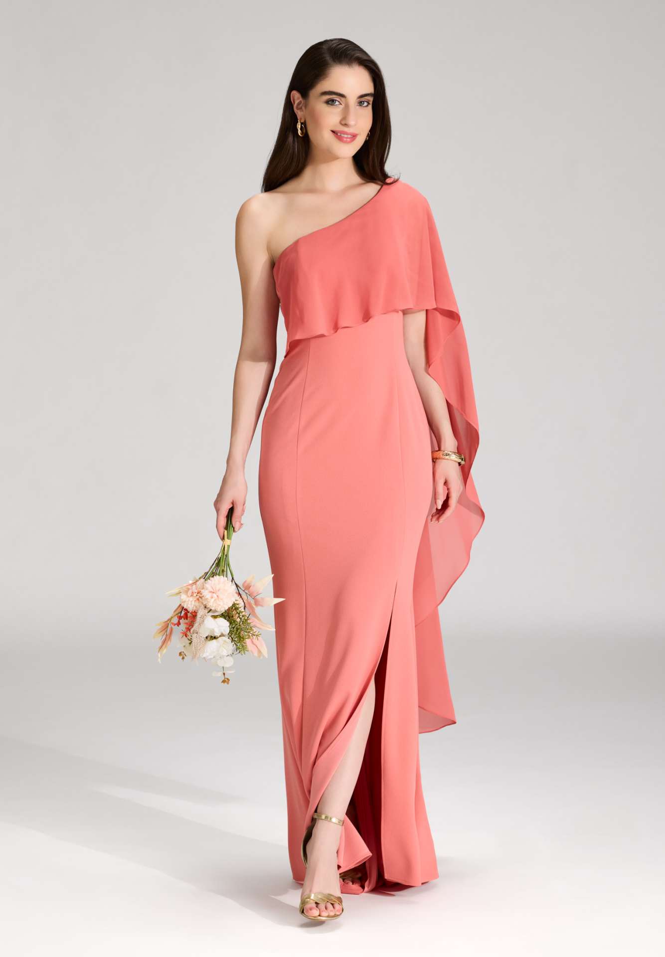One-Shoulder Abendkleid mit einem Cape-ähnlichen Ärmel aus Chiffon