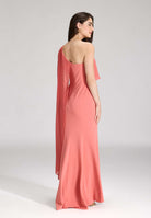One-Shoulder Abendkleid mit einem Cape-ähnlichen Ärmel aus Chiffon