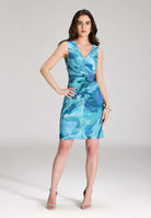 Etuikleid mit V-Ausschnitt und Raffung aus bedrucktem Mesh cruise blue multi