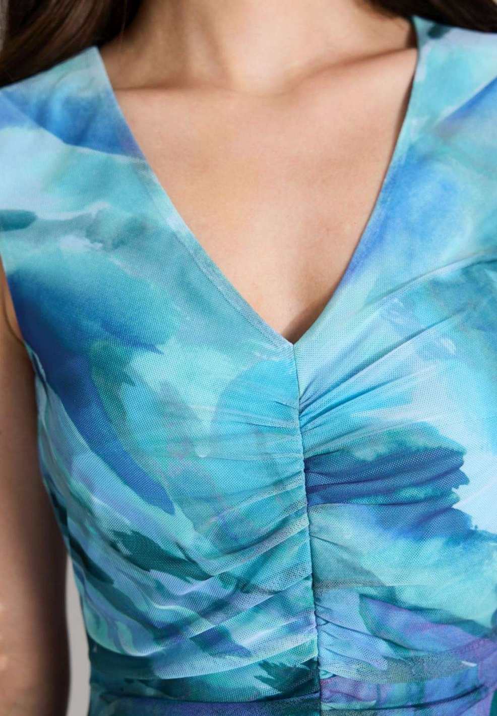 Etuikleid mit V-Ausschnitt und Raffung aus bedrucktem Mesh